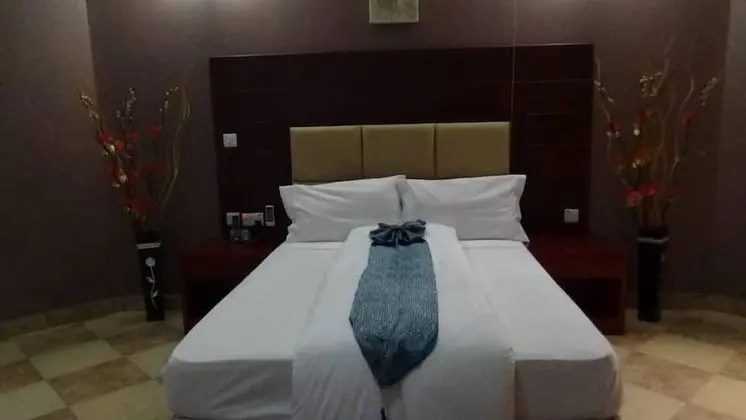 Standard Tek Büyük Yataklı Oda