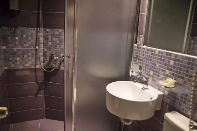 Comfort Tek Büyük veya İki Ayrı Yataklı Oda