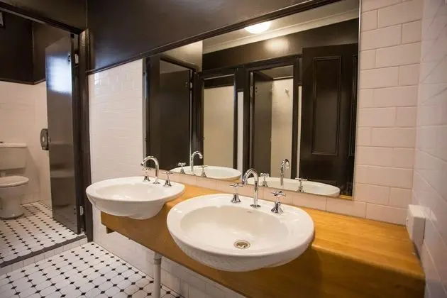 Classic Oda, 1 Büyük (Queen) Boy Yatak, Ortak Banyo
