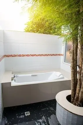 Deluxe With Bathtub