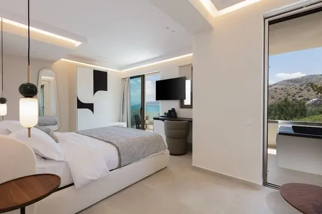 Superior Triple Room with Sea View and Outdoor Jetted Tub
