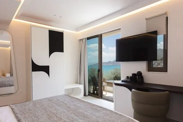 Superior Triple Room with Sea View and Outdoor Jetted Tub