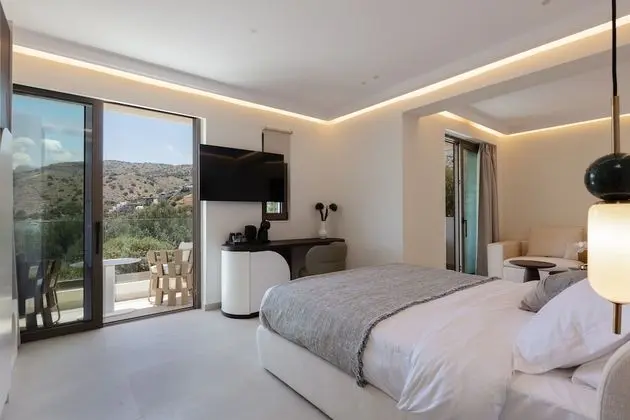 Superior Triple Room with Sea View and Outdoor Jetted Tub