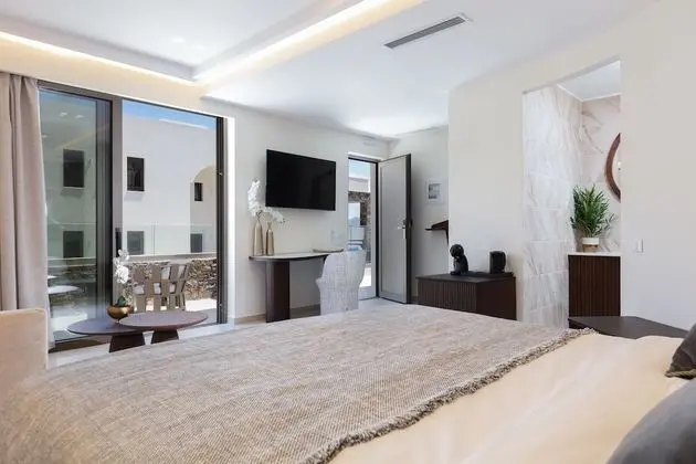 Superior Triple Room with Sea View and Outdoor Jetted Tub