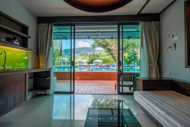 Grand Deluxe Pool Access
