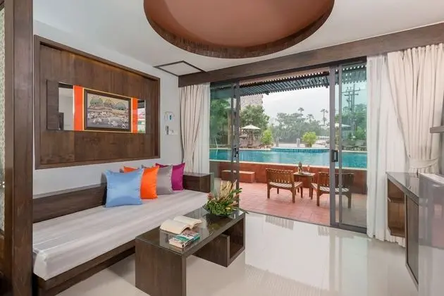 Grand Deluxe Pool Access