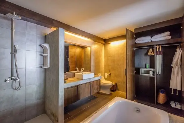 Grand Deluxe Pool Access
