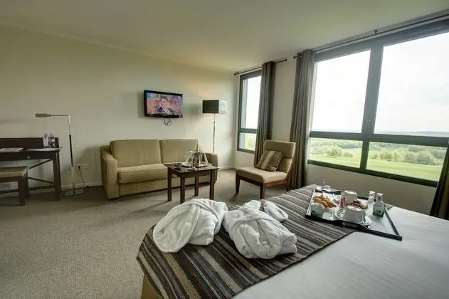 Junior Süit, 1 En Büyük (King) Boy Yatak, Golf Manzaralı