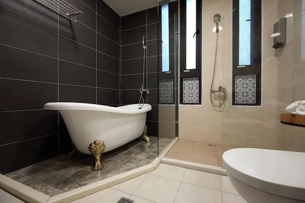 Deluxe Dört Kişilik Oda, 1 En Büyük (King) Boy Yatak ve Çekyat, Küvet, Bahçe Manzaralı