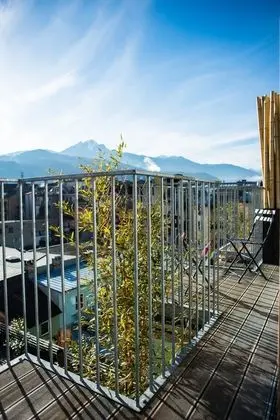 Junior Süit, Balkon