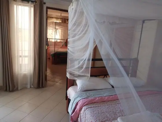 Tek Büyük veya İki Ayrı Yataklı Oda, Ortak Banyo