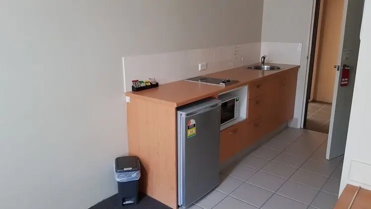Oda, 1 Büyük (Queen) Boy Yatak, Sigara İçilmez, Küçük Mutfak (Double Self Contained)