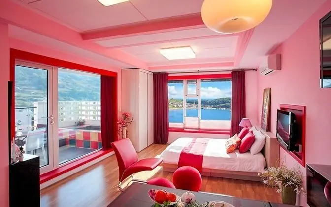 Oda (Saint Paulia (Ocean View Open-Air Bat)