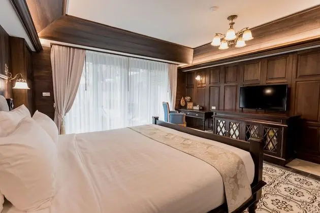 Deluxe Colonial