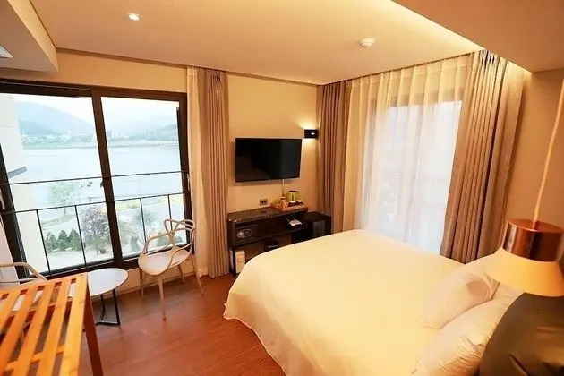 Süit, Nehir Manzaralı