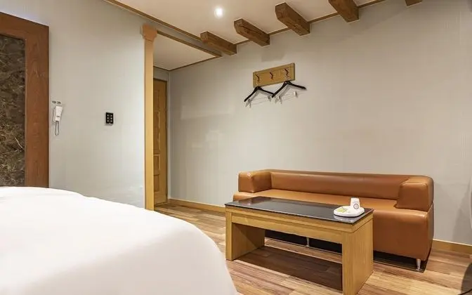 Oda (Massage chairs (NetFlix personal acco)