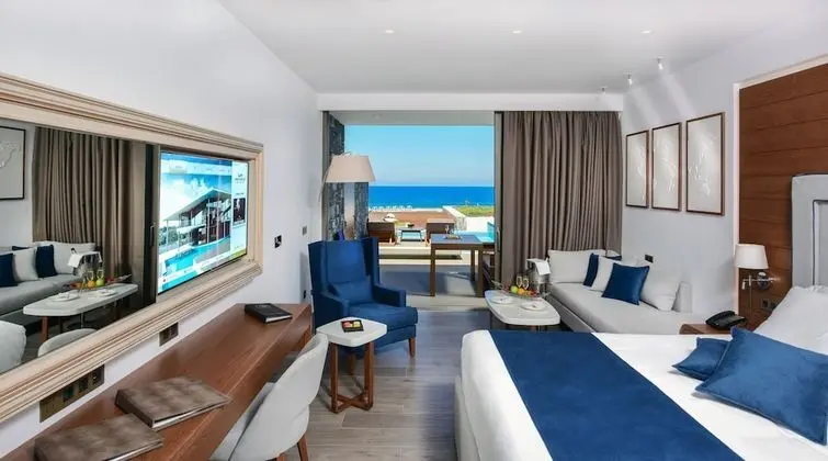 Deluxe Junior Suite Pool Front with Sea View and Private Pool