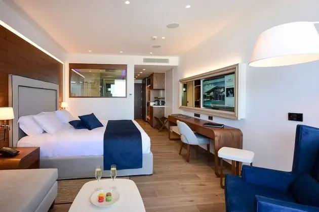 Deluxe Junior Suite Pool Front with Sea View and Private Pool
