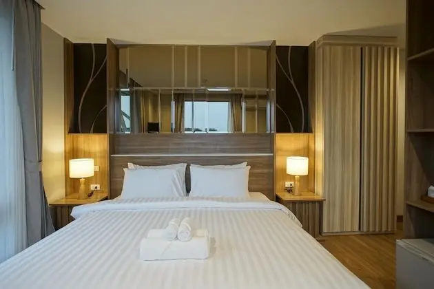 1 King Bed Street View