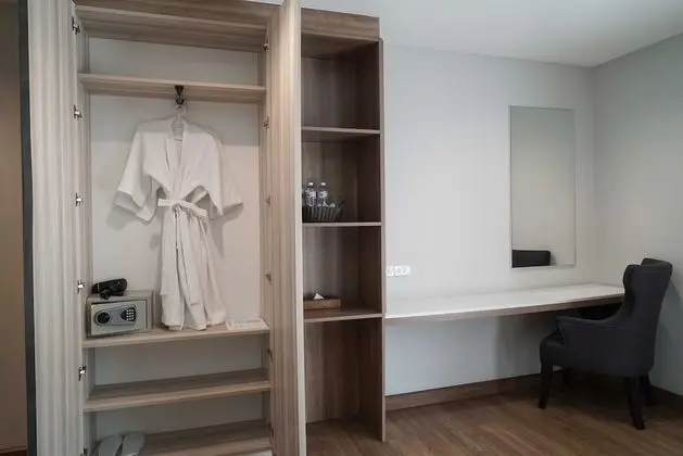1 King Bed Street View