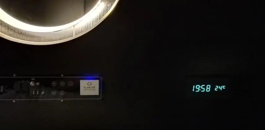 First Class Sleeping Pod, Mixed