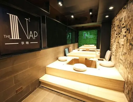 First Class Sleeping Pod, Mixed