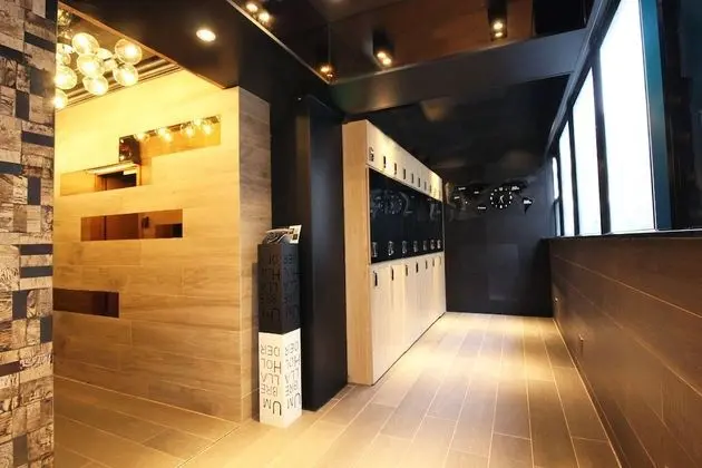 First Class Sleeping Pod, Mixed