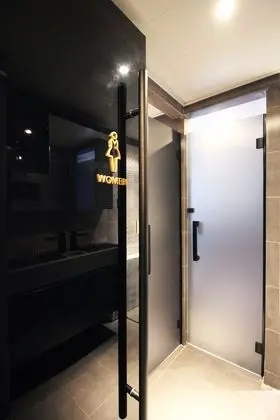 First Class Sleeping Pod, Mixed