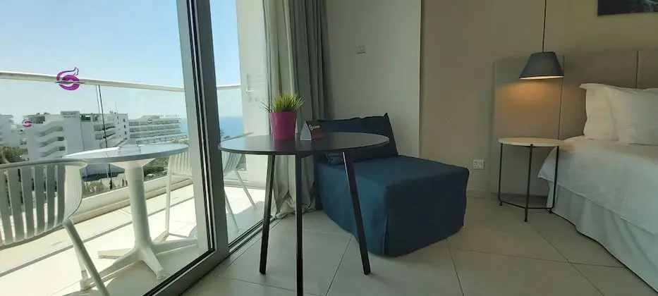 Superior Tek Büyük Yataklı Oda, Kısmi Deniz Manzaralı