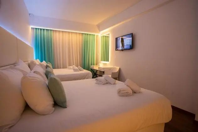 Deluxe Tek Büyük Yataklı Oda, 2 Çift Kişilik Yatak, Balkon, Kısmi Deniz Manzaralı