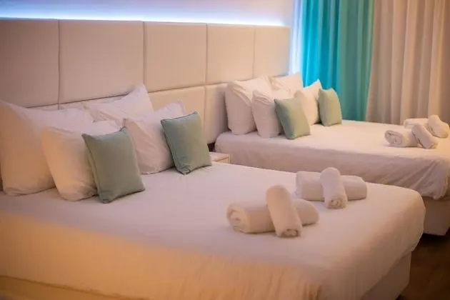 Deluxe Tek Büyük Yataklı Oda, 2 Çift Kişilik Yatak, Balkon, Kısmi Deniz Manzaralı