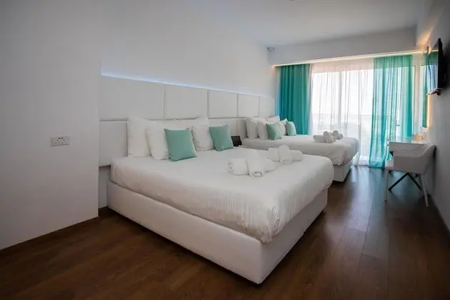 Deluxe Tek Büyük Yataklı Oda, 2 Çift Kişilik Yatak, Balkon, Kısmi Deniz Manzaralı
