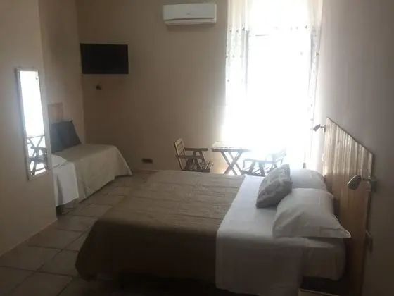 Üç Kişilik Oda, Sigara İçilmez