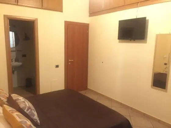 Üç Kişilik Oda, Sigara İçilmez