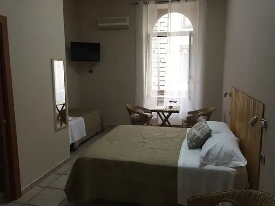 Üç Kişilik Oda, Sigara İçilmez