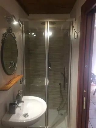 Üç Kişilik Oda, Sigara İçilmez