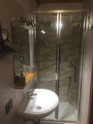 Üç Kişilik Oda, Sigara İçilmez