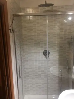 Üç Kişilik Oda, Sigara İçilmez