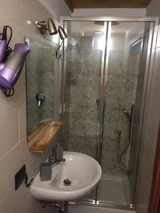 Üç Kişilik Oda, Sigara İçilmez