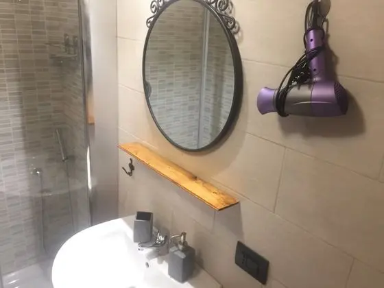 Üç Kişilik Oda, Sigara İçilmez