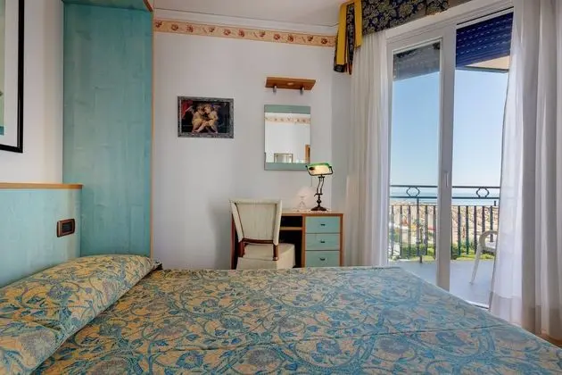 Standard Tek Kişilik Oda, Teras, Kısmi Deniz Manzaralı