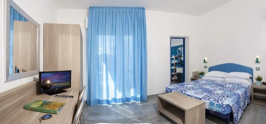 Tek Büyük veya İki Ayrı Yataklı Oda, Kısmi Deniz Manzaralı