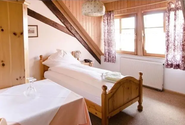 Üç Kişilik Oda, 2 Yatak Odası