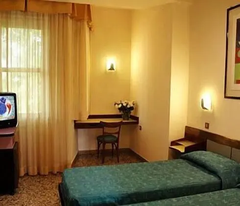 Büyük Yataklı Tek Kişilik Oda