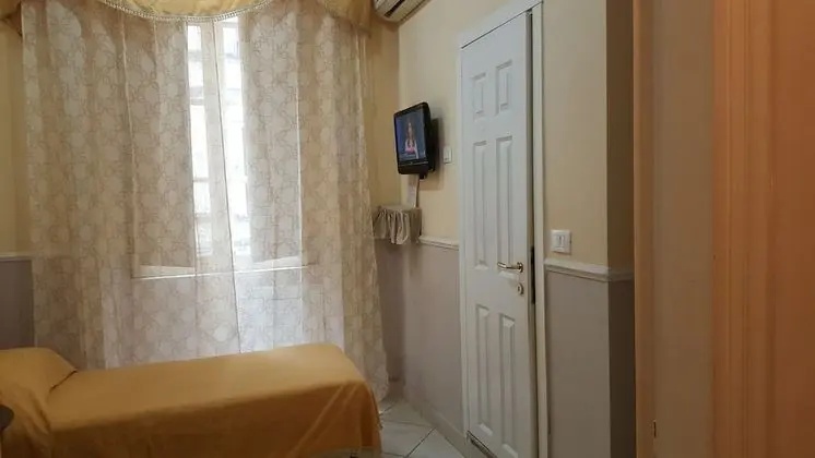 Büyük Yataklı Tek Kişilik Oda