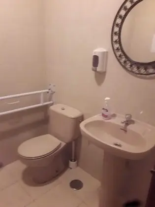 İki Ayrı Yataklı Oda, Ortak Banyo