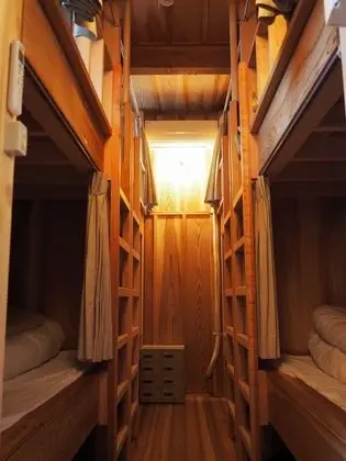 Ortak Ranzalı Oda, Sadece kadınlar için, Ortak Banyo