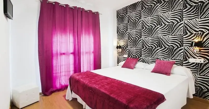 Tek Büyük Yataklı Oda (External Bathroom)