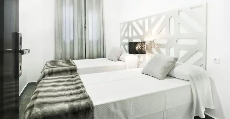 Tek Büyük Yataklı Oda (External Bathroom)