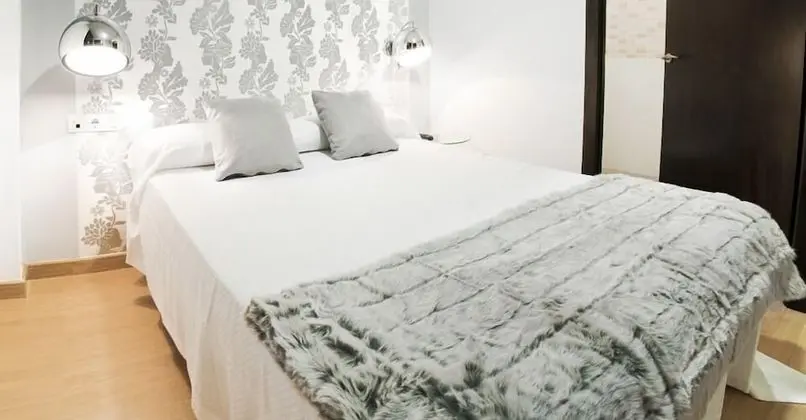 Tek Büyük Yataklı Oda (External Bathroom)